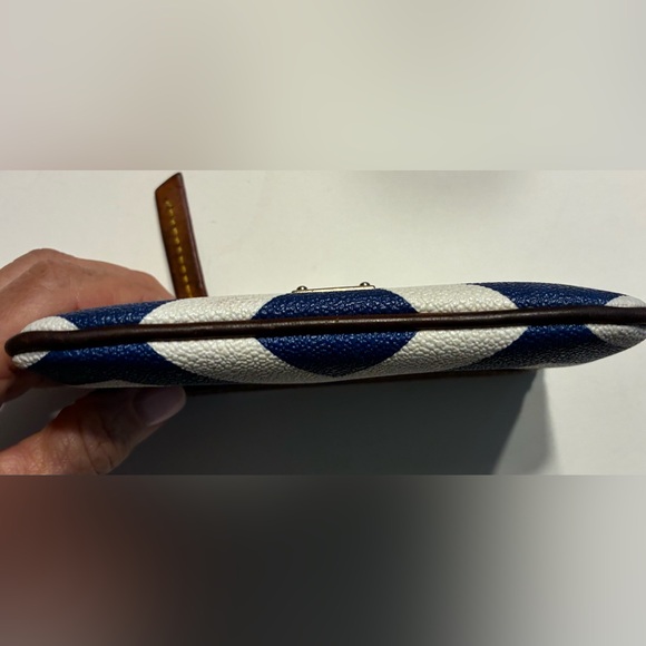 Dooney & Bourke EUC Blue and White Chevron Change Purse - Picture 10 of 12